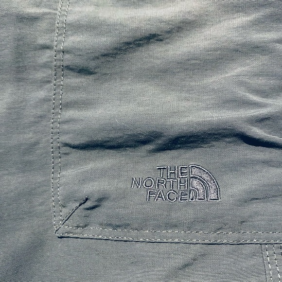 The North Face Mens Shorts Gray Zipper Pockets Size 40 - Picture 9 of 9